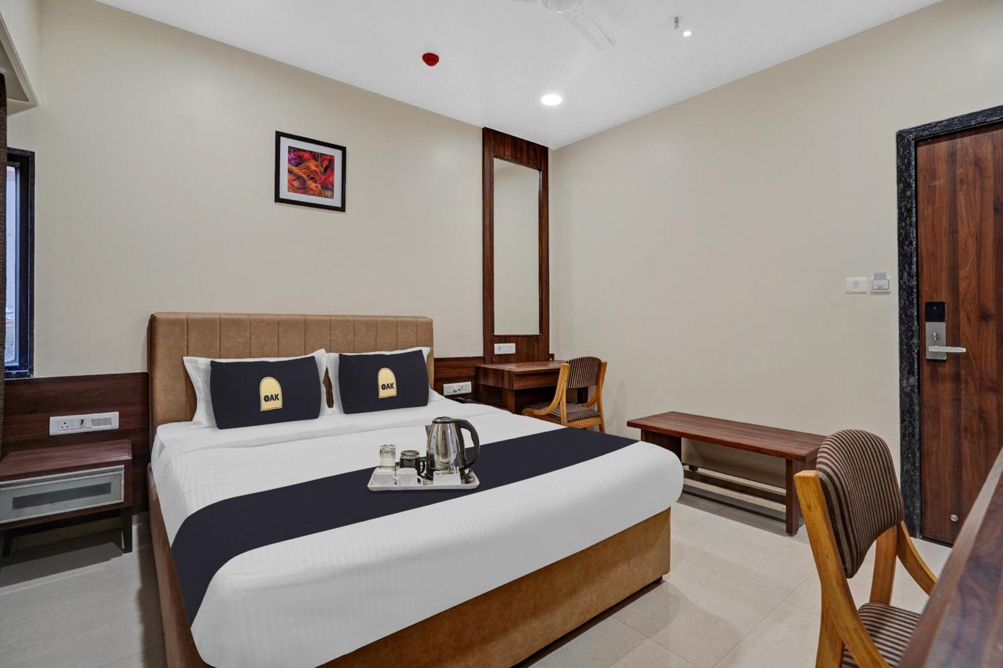 Clubhouse Hotel Raajpath Vadodara Exterior foto