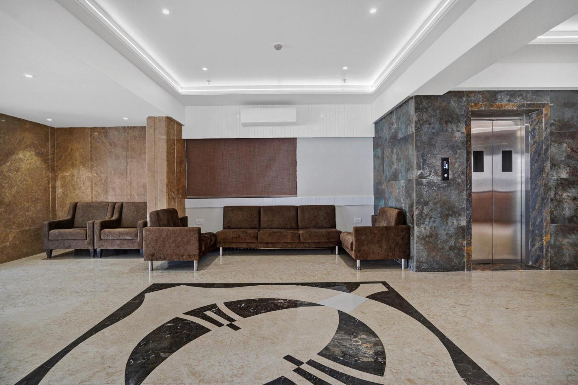 Clubhouse Hotel Raajpath Vadodara Exterior foto