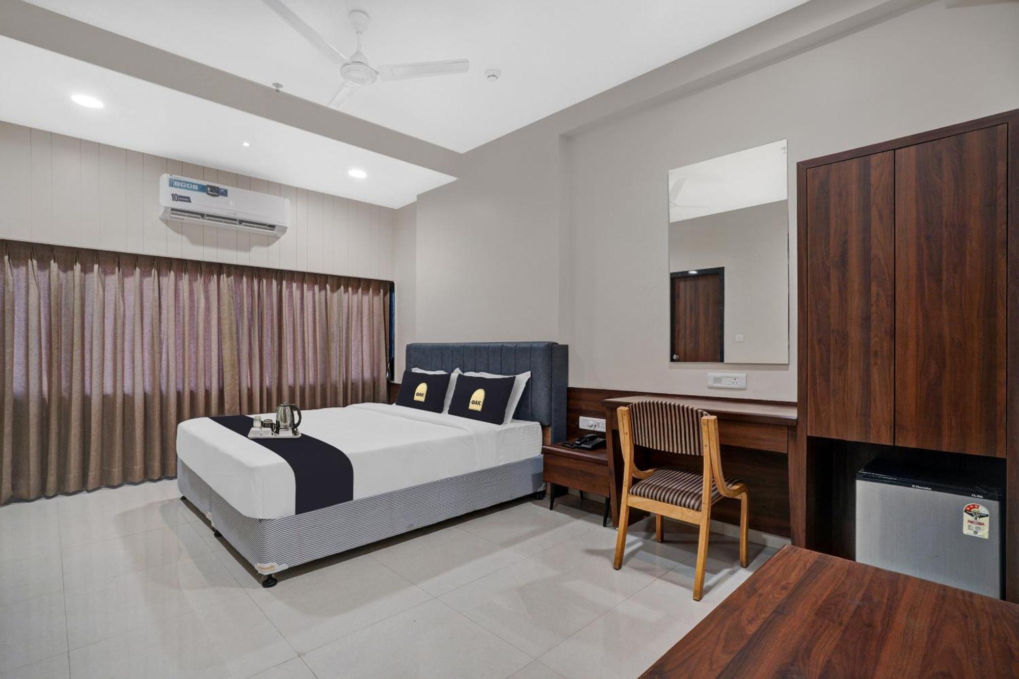 Clubhouse Hotel Raajpath Vadodara Exterior foto