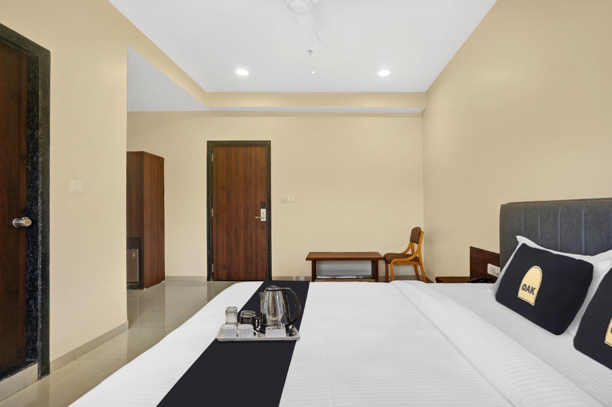 Clubhouse Hotel Raajpath Vadodara Exterior foto