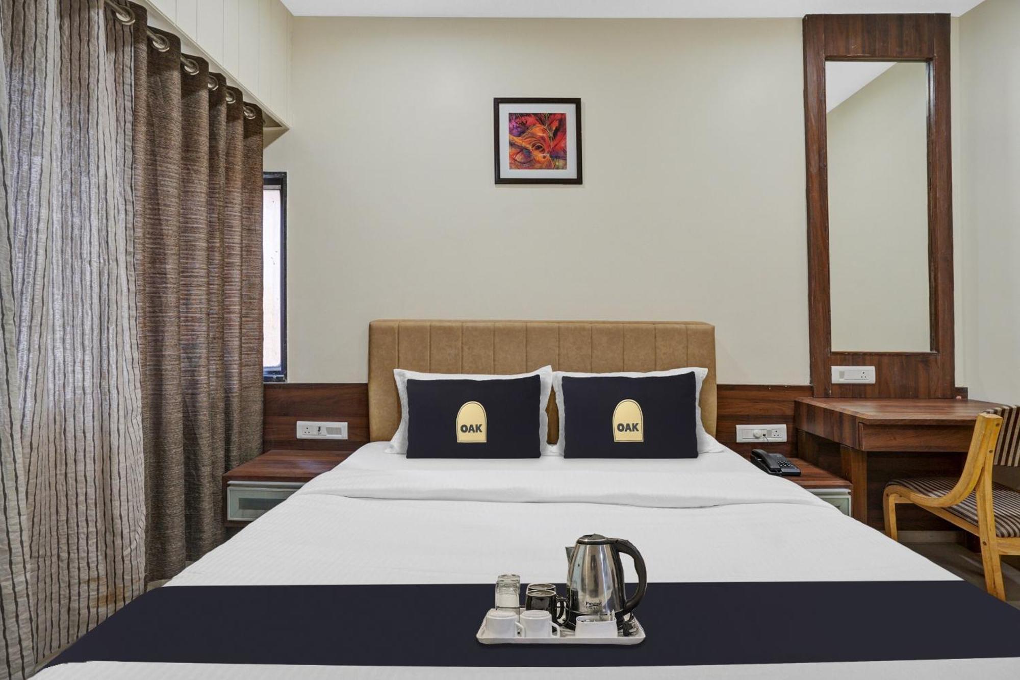 Clubhouse Hotel Raajpath Vadodara Exterior foto