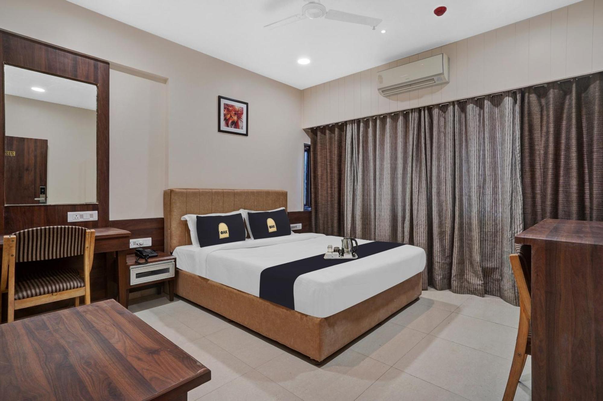 Clubhouse Hotel Raajpath Vadodara Exterior foto