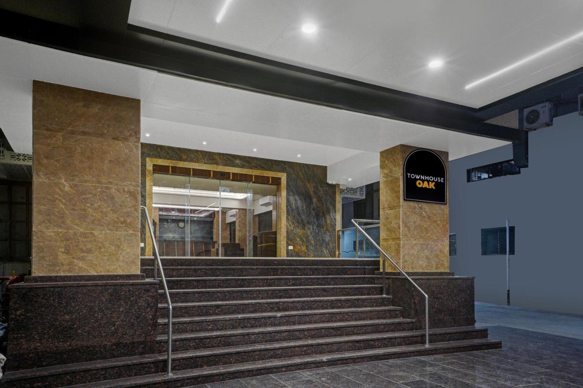 Clubhouse Hotel Raajpath Vadodara Exterior foto