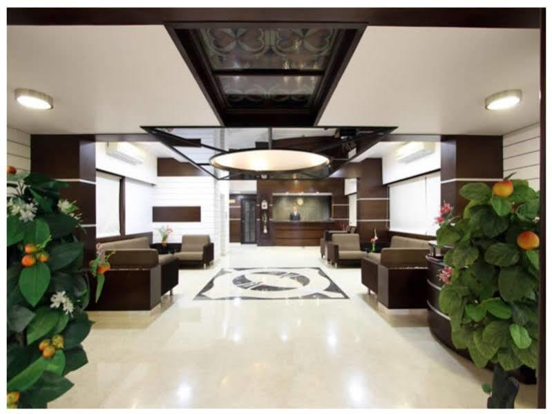 Clubhouse Hotel Raajpath Vadodara Exterior foto